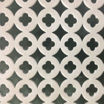 Panel perforado con acabado de lujo y detalle de patrón artístico