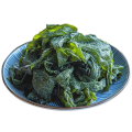 Hojas de wakame de algas saladas con vegetales marinos