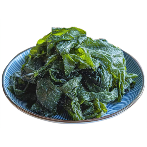 Hojas de wakame de algas saladas con vegetales marinos