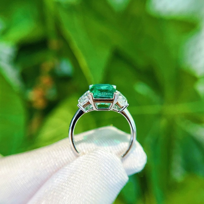Platinový smaragdový zásnubní prsten ze 3 kamenů v laboratoři