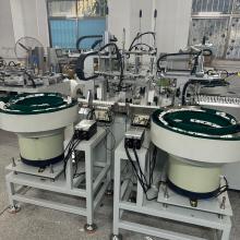 Máquina automática de producción de perchas de plástico.