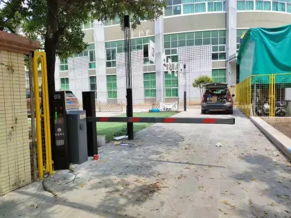 Parking lot straight pole gate