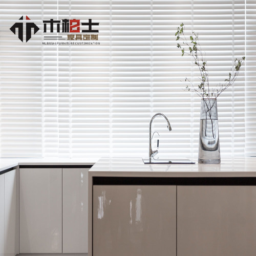 Gabinete de isla de cocina minimalista brillante
