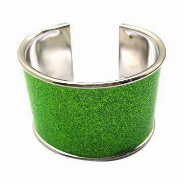 Fashionable rhodium plated high polished bangle, green rubber with onion powder