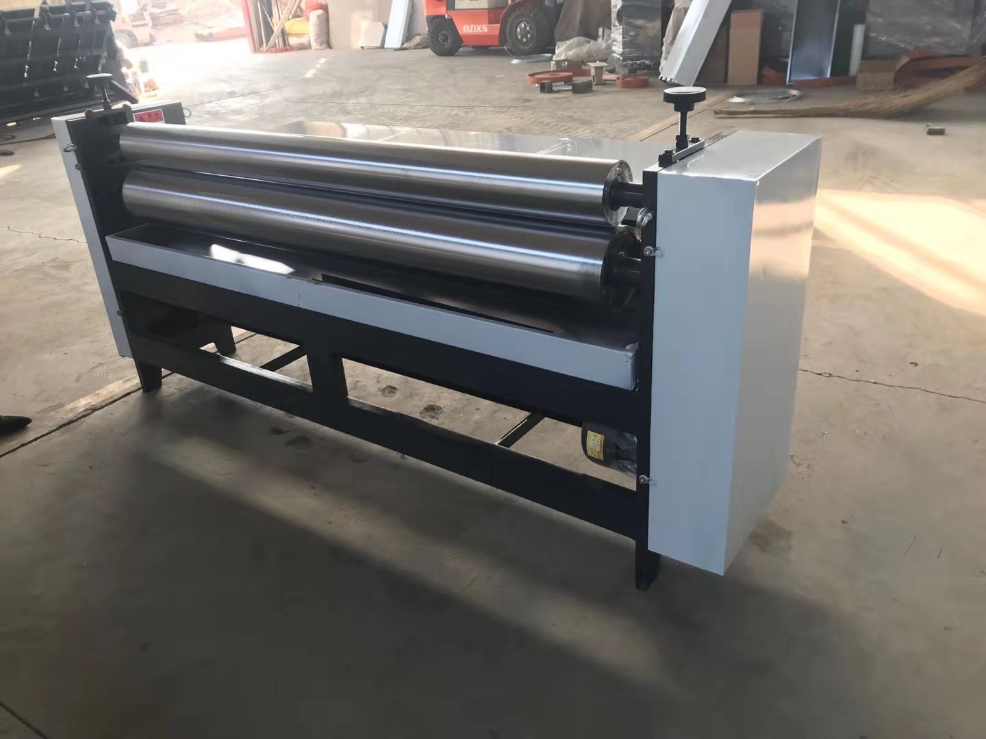 Manual paper creasing cutting machine