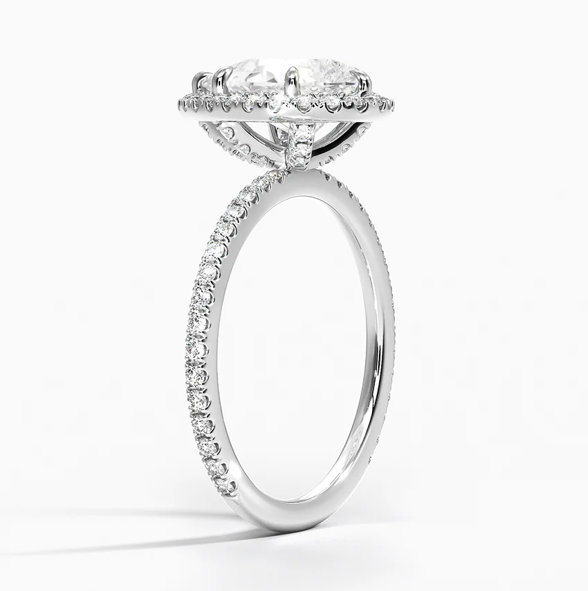 Side Profile ng Pear Cut Halo Ring na nagtatampok ng Mga Detalye ng Hidden Pave