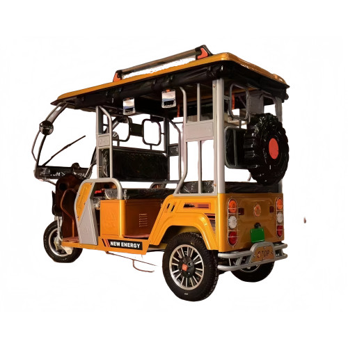 Простая трехсторонняя пассажирская машина с четырьмя людьми