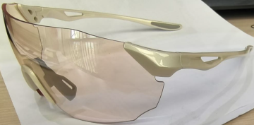 Streamlined photochromic glasses