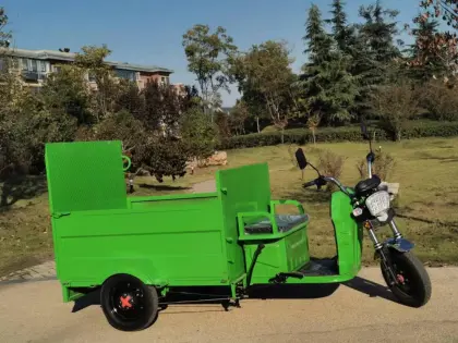 Four-barrel electric garbage pickup truck