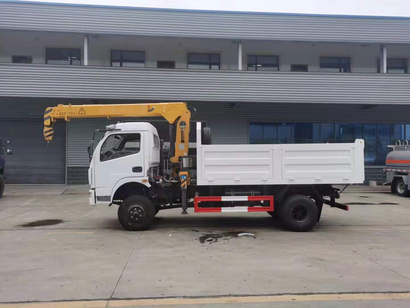 Dongfeng 140HP diesel engine crane transport truck