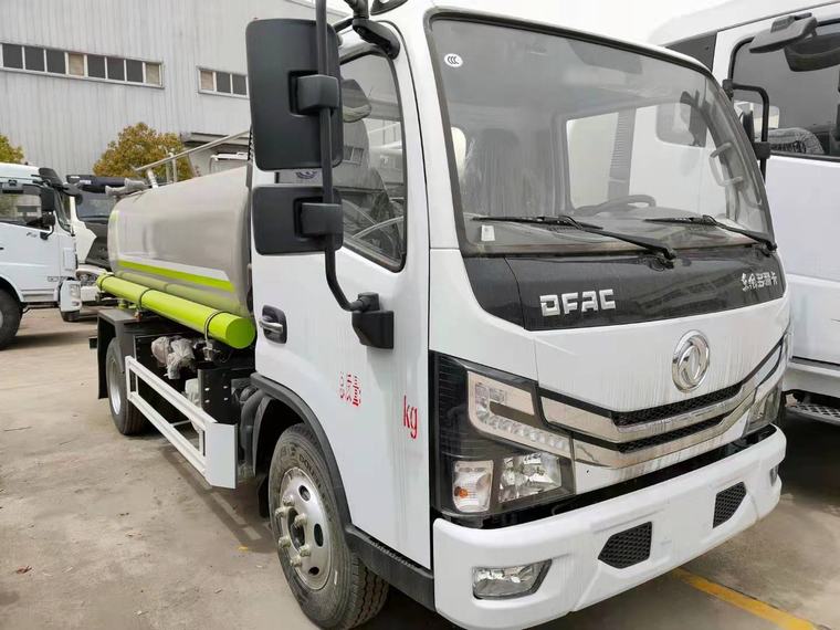 Dongfeng 5-7 CBM شاحنة ناقلات المياه للبيع