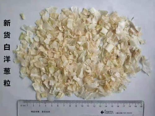 Białe odwodnione granulki cebuli