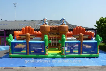 Fort inflatable with obstacles of climbing activities