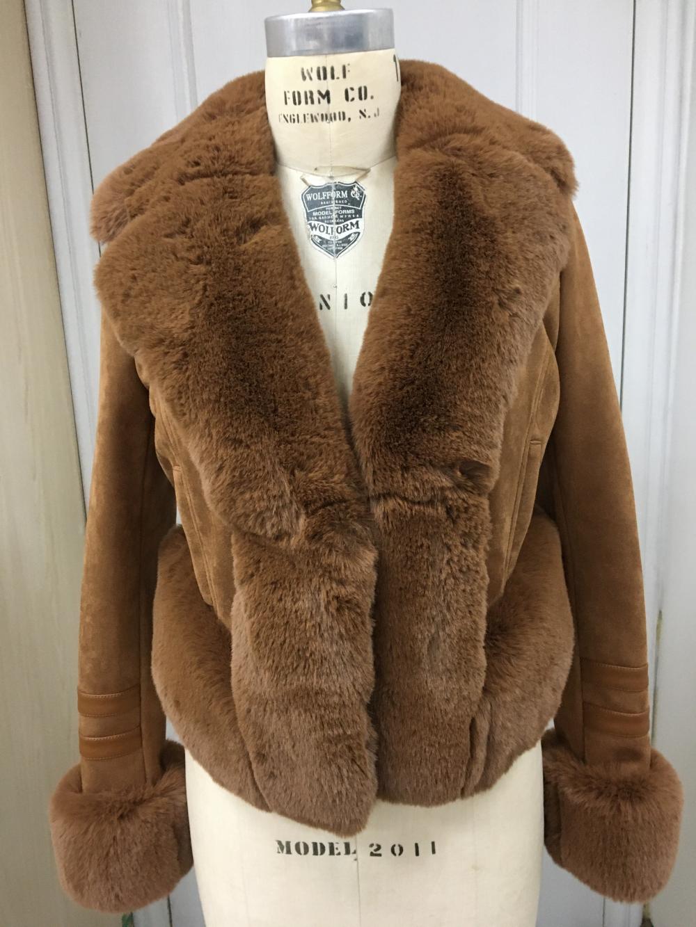 Giacca invernale da donna in shearling scamosciato