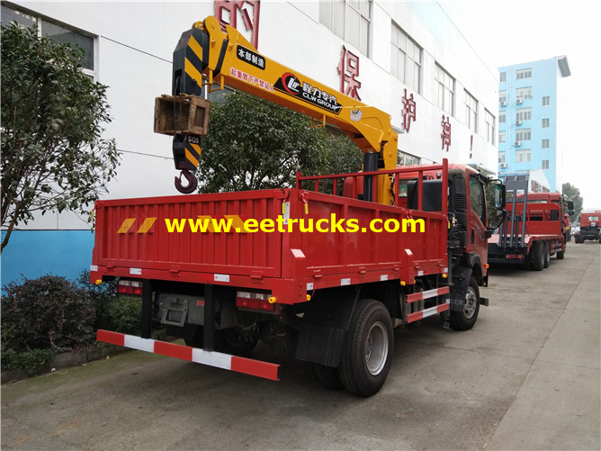 Small SINOTRUK Truck with Cranes