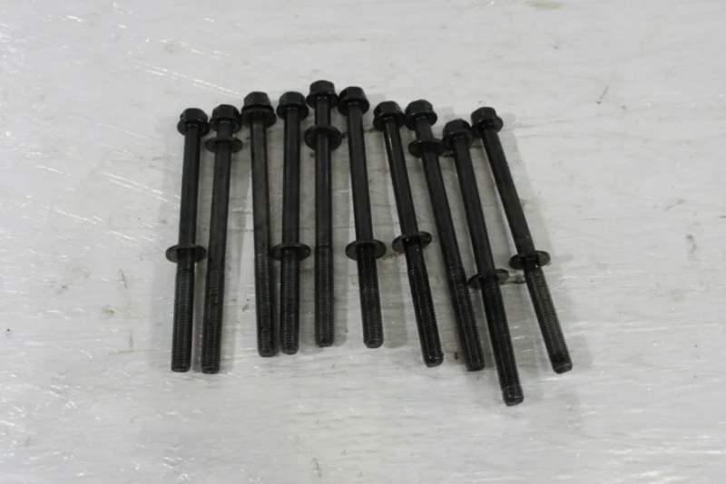 Cylinder head bolt set for engine repair