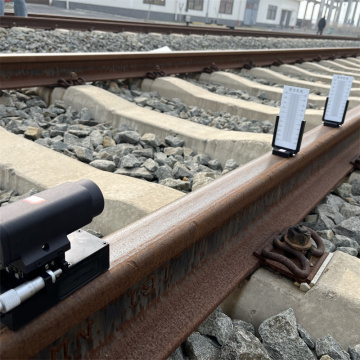 Rail laser alignment device for measuring railway track level