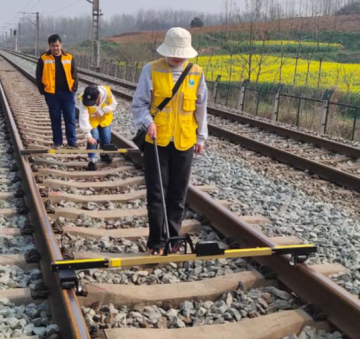 Railway rolling digital track gauge for measuring rail distance digital rail ruler