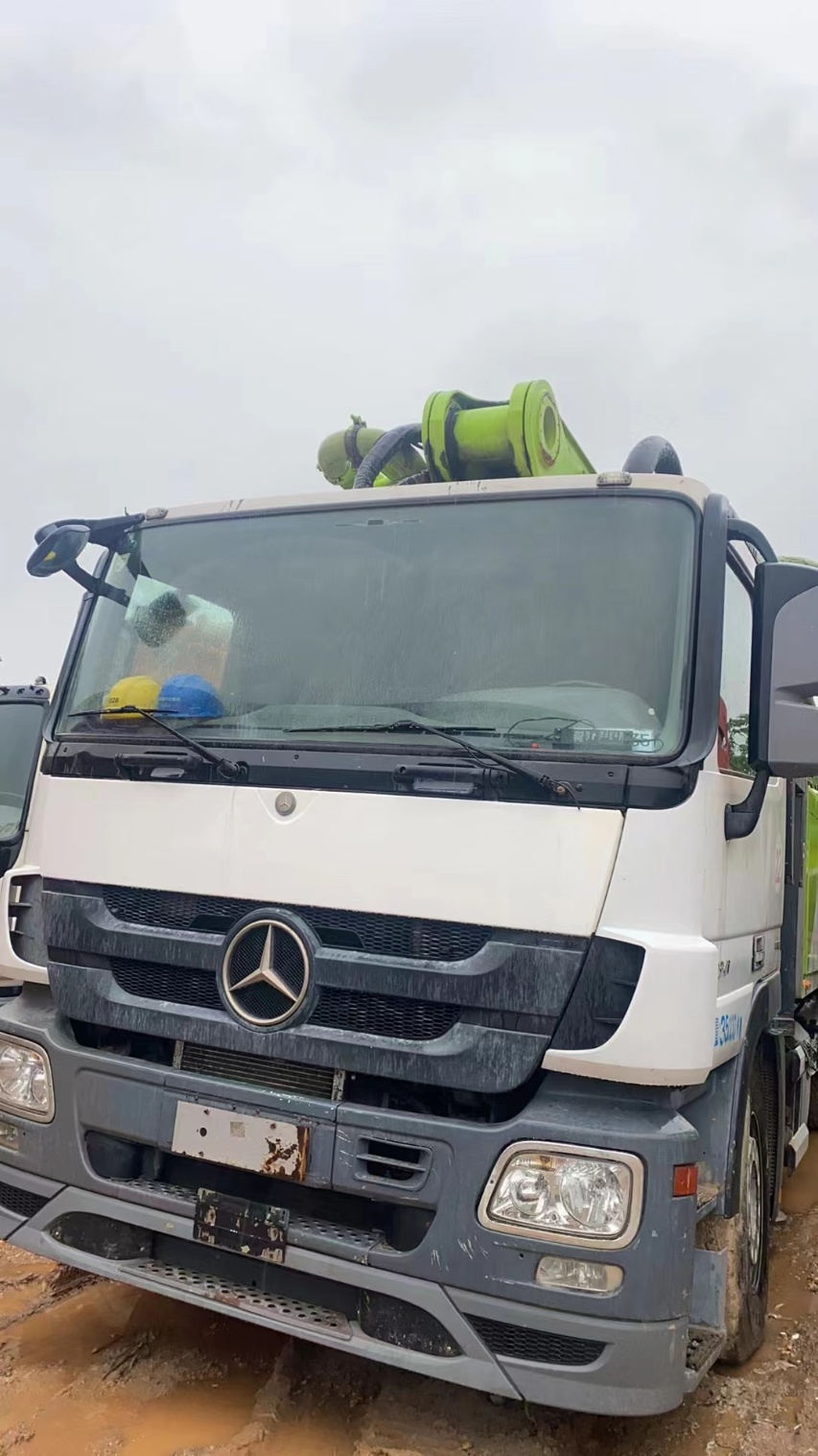 Zoomlion Mercedes-Benz 52-meter Concrete Pump Truck