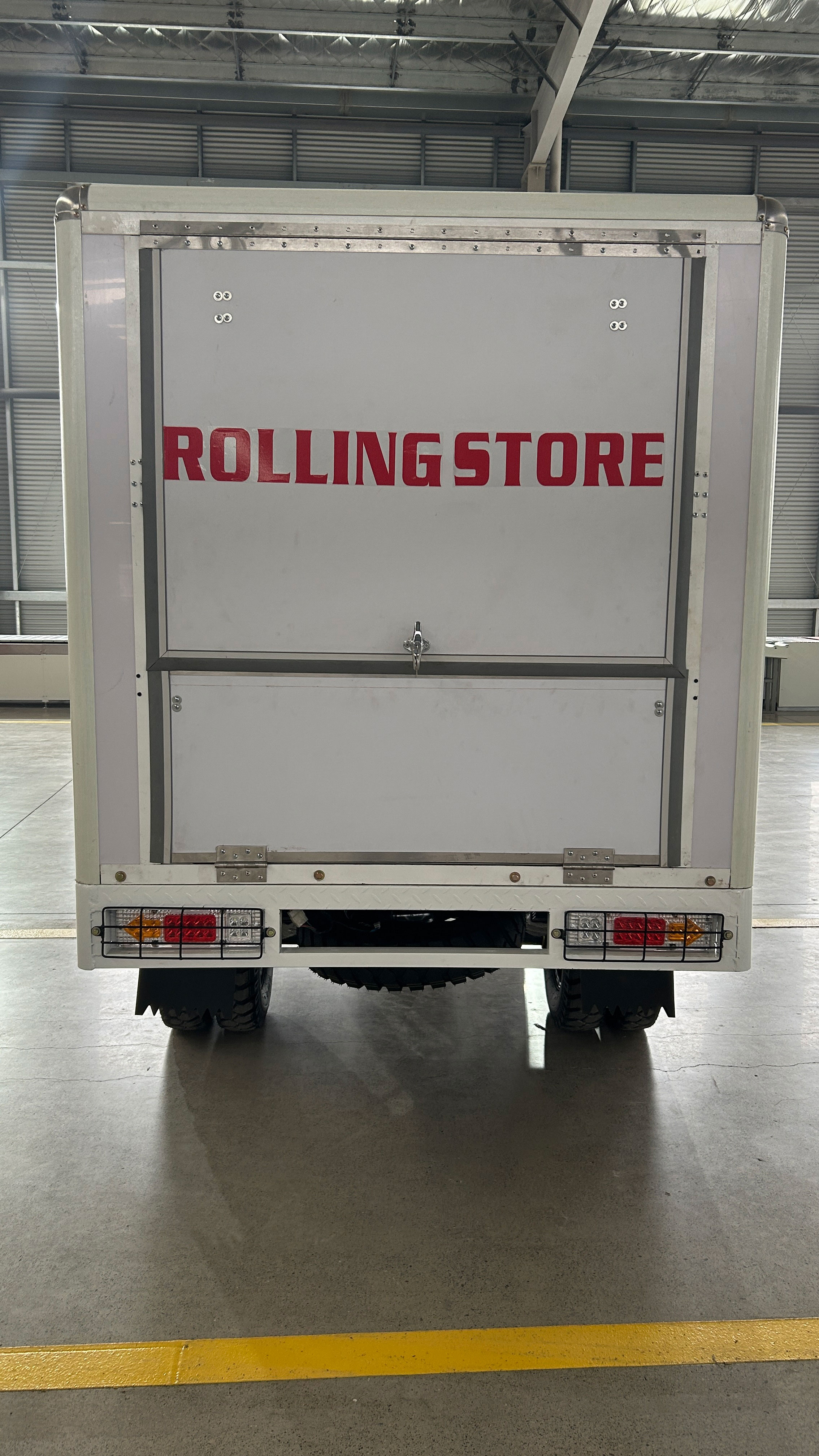 Triciclo de caja de carga cerrada