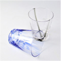 Вручная вода пьет специальная декоративная стеклянная чашка