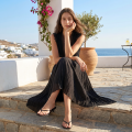 Schwarzes Maxikleid mit V-Ausschnitt und Spitzenbesatz
