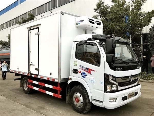 Dongfeng Captain 125HP شاحنة مبردة ذات كابينة واحدة