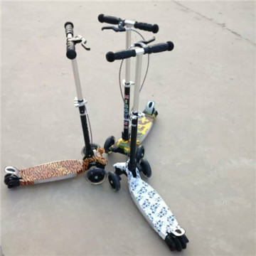 Mini scooter musicale a 3 ruote con freno a mano