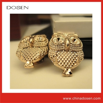 Newest Hot sell light gold hanger plating sewing engraved animal logo cute button for baby clothing.