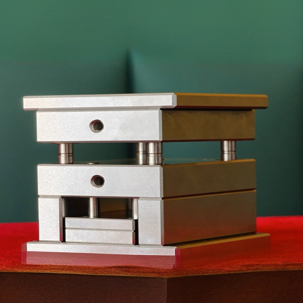 Miniature injection mold20