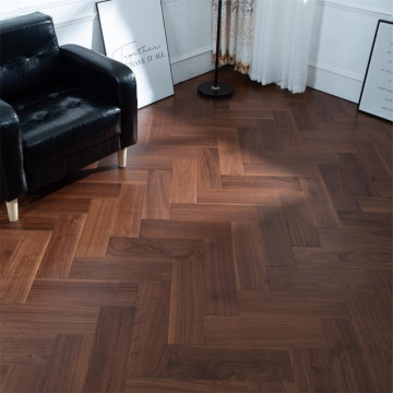 Parquet contrecollé en noyer à chevrons