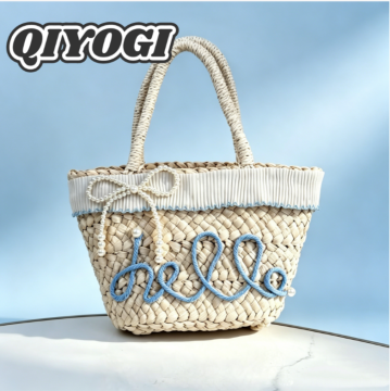 Gewebte Tasche im frischen Stil mit Alphabetmuster