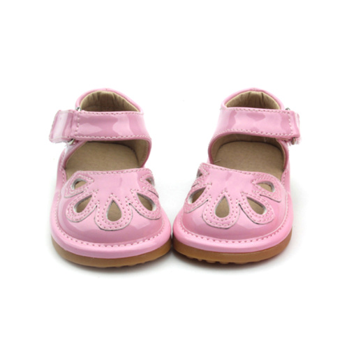 Sapatos esguichados rosa oco doce de primeira classe para bebê