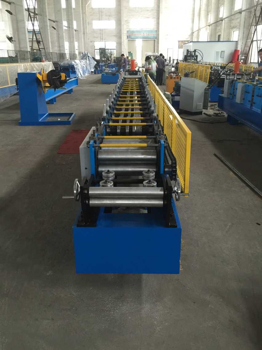 Upright roll forming machine