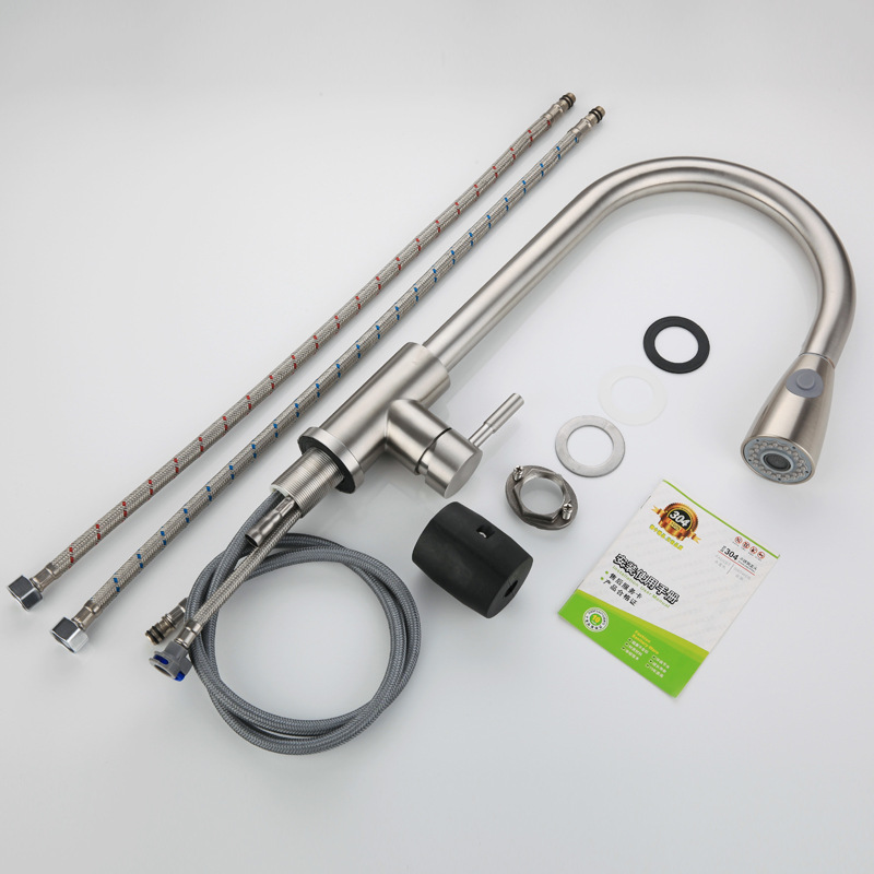 주방 수도꼭지를 꺼내