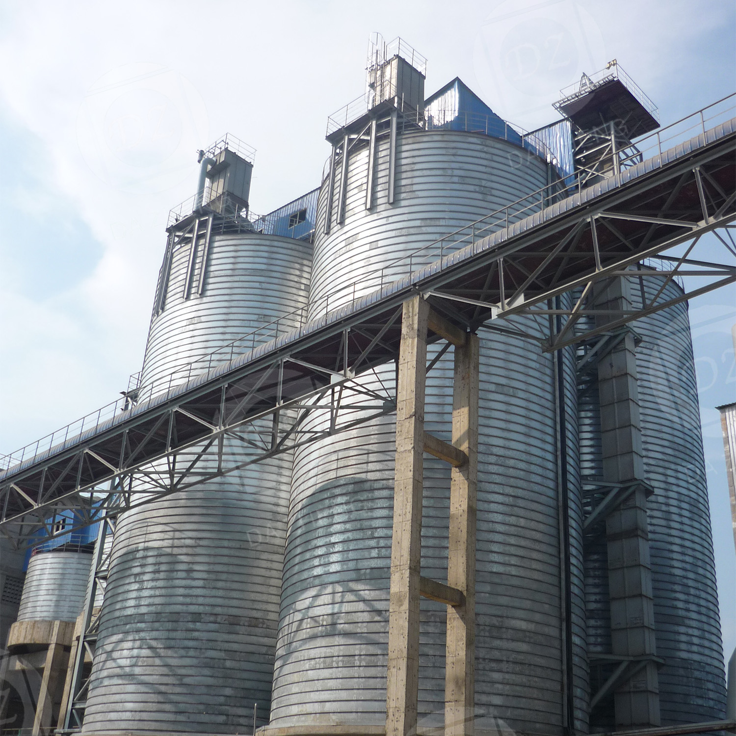 Steel plate silo for component storage