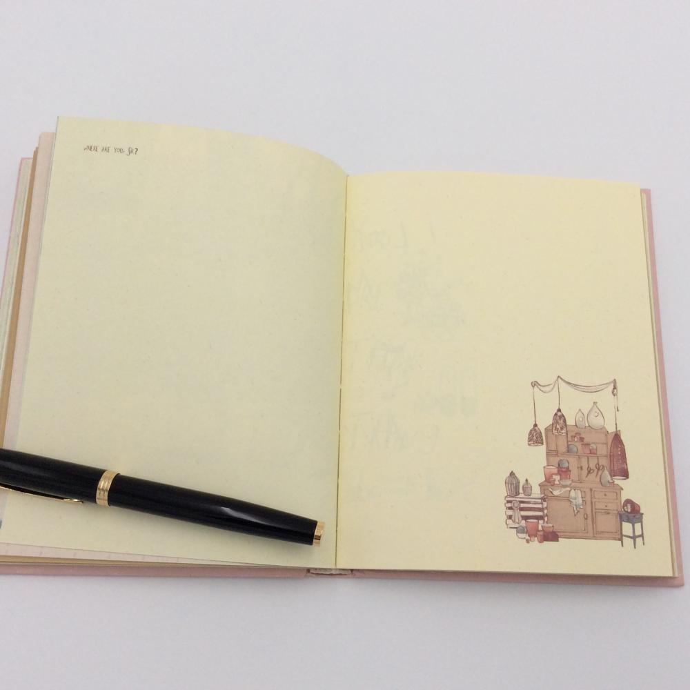 Cuaderno de papel con página colorida.
