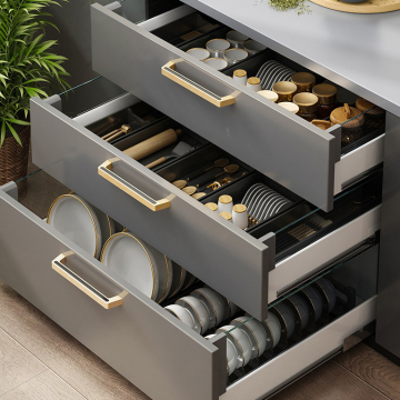 Accessori per mobili da cucina di fascia alta: cassetti da tavola e porta utensili