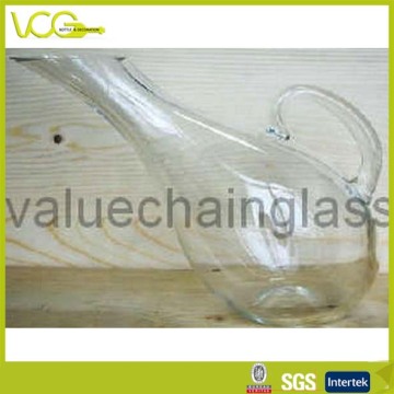 Elegant Swan Design Glass Decanter
