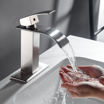 Edelstahl Sus 304 Badezimmerbecken Wasserhahn: Deck montiert, eingriff, Wasserfalldesign