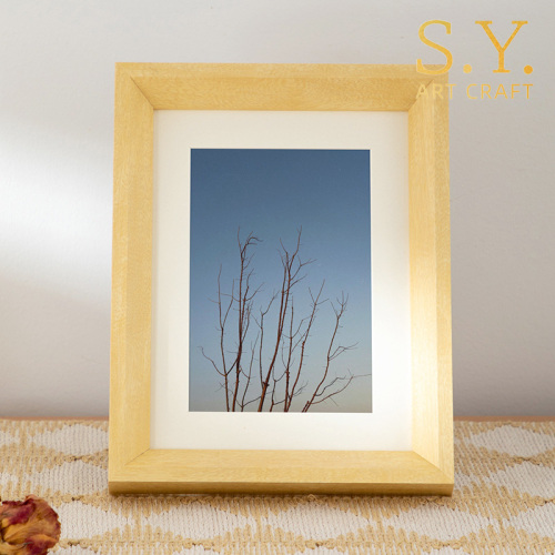 Moldura de madeira natural elegante para fotos