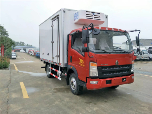 Sinotruk HOWO 129HP รถบรรทุกตู้เย็นแถวเดียว 4.2 เมตร