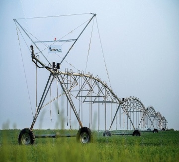 Automatic watering center pivot irrigation for seedling