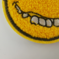 Желтая улыбка лица большой синель патч дизайн