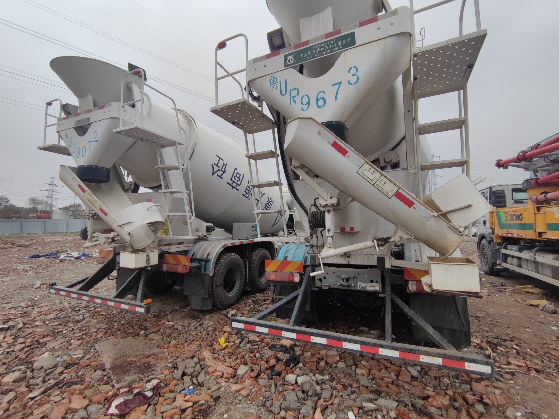 4-Axle 12-cubic-meter HOWO Chassis Concrete Mixer Truck