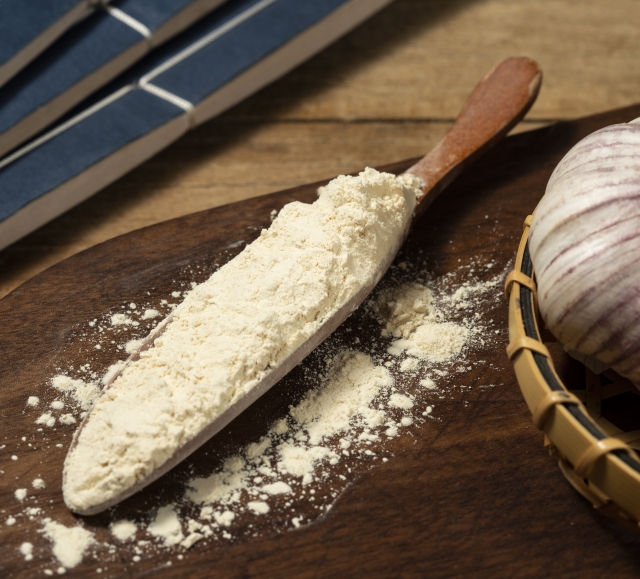 Dehydrated garlic powder roasted
