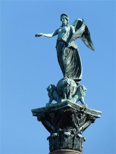 Angel Statue di bronzo con i leoni marini in vendita