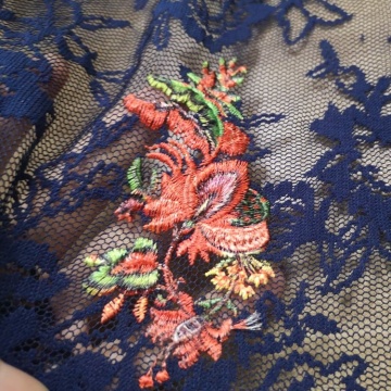Vestido de rendas com bordado floral luxuoso em tecido de poliéster