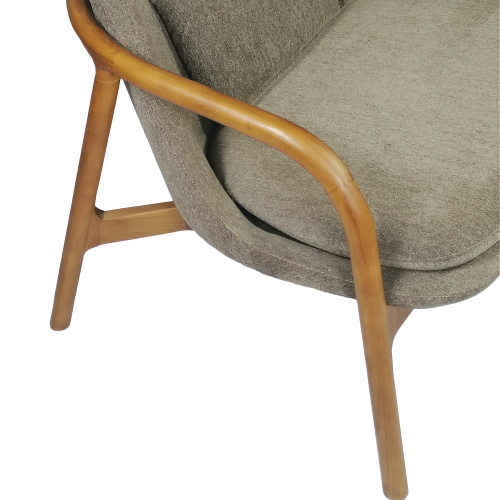 Sofá de madera con cojines