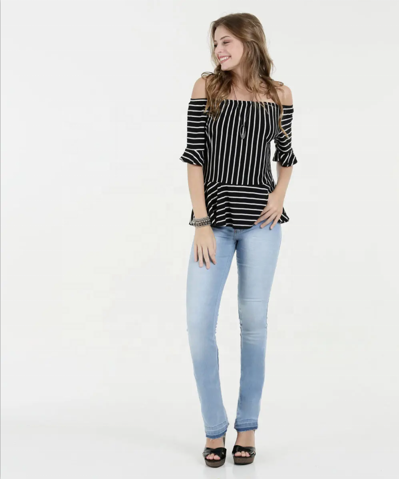 Camisa feminina de ombro às riscas preto e branco